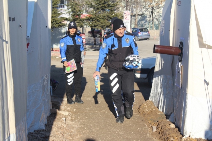 Polisler, Depremzede Çocuklar İçin Görevde