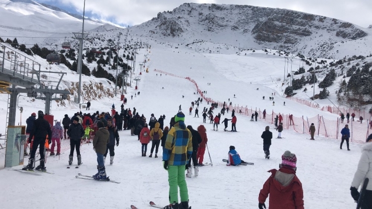 Ergan Dağı Kayak Merkezi’nde Hafta Sonu Yoğunluğu