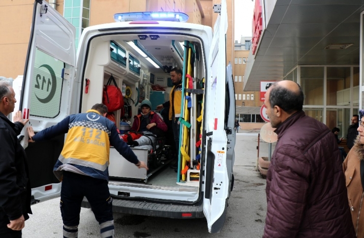 Kayak Yaparken Çarpışan 2 Kayakçı Yaralandı