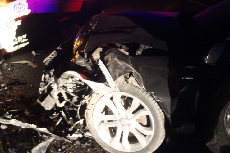 İki Araç Kafa Kafaya Çarpıştı 5 Yaralı