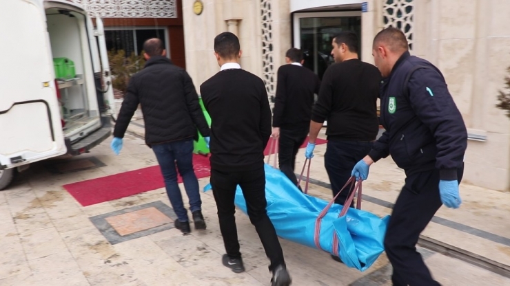 Otel Odasında Ölü Bulundu