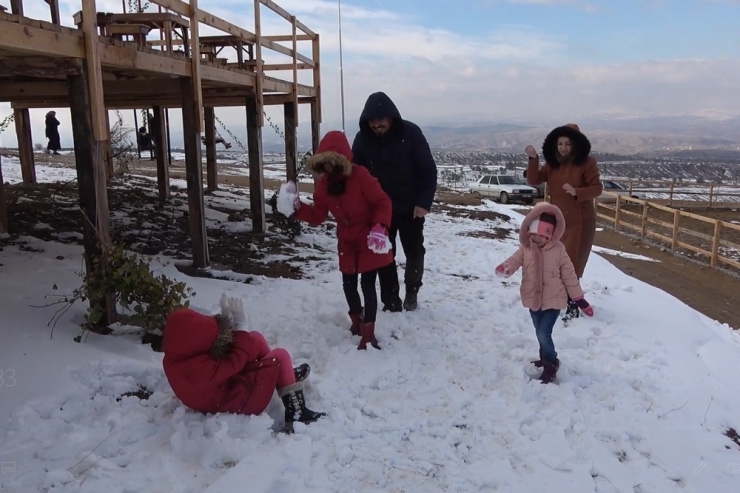 1744 Rakımlı Dinek Dağı’nda At Binme Ve Kar Keyfi