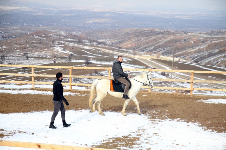 1744 Rakımlı Dinek Dağı’nda At Binme Ve Kar Keyfi
