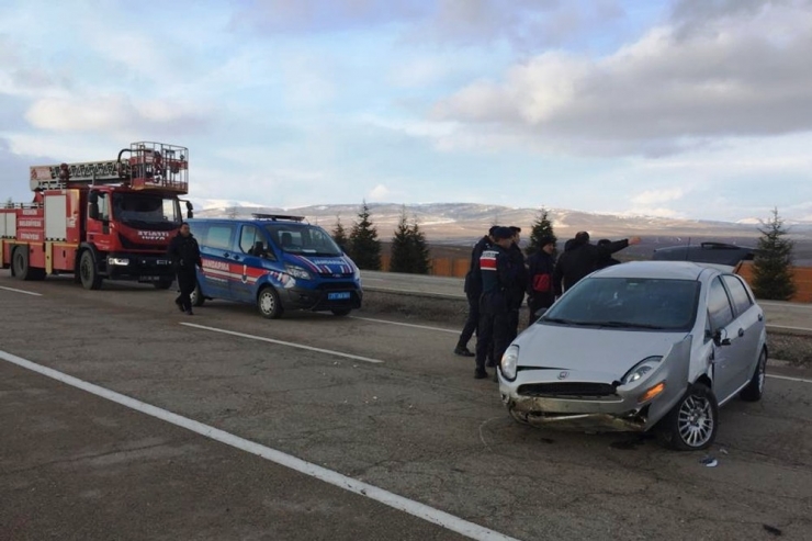 Takla Atan Otomobildeki Bebek Ve Annesi Yaralandı