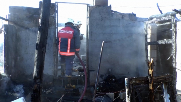 Şarjdaki Telefon Barakayı Kül Etti