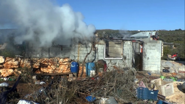 Şarjdaki Telefon Barakayı Kül Etti