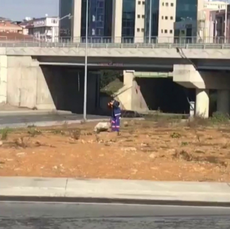 Temizlik İşçisinden Alkışlanacak Hareket