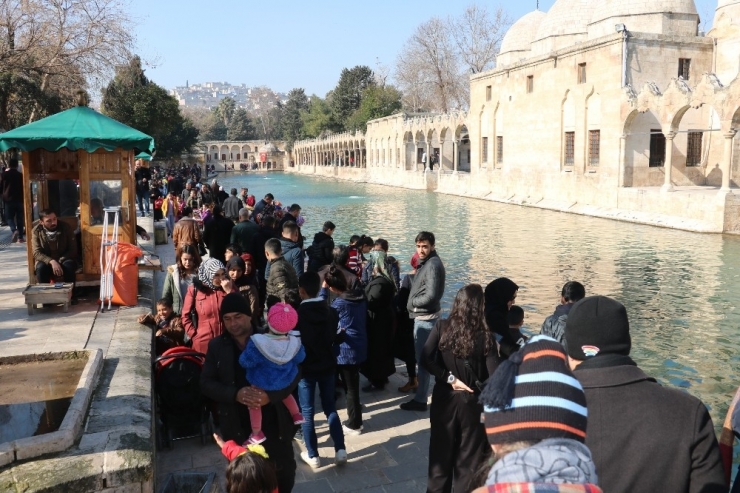 Şanlıurfalılar Güneşli Günün Keyfini Çıkardı