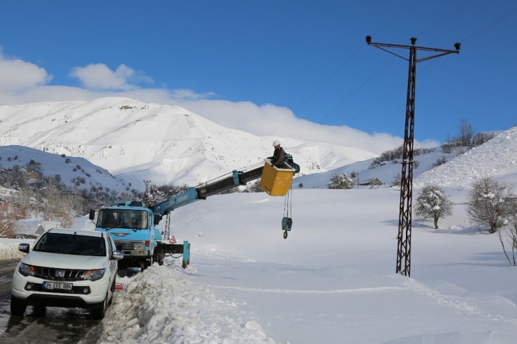 Tunceli’de Yolda Kalan Çok Sayıda Tır Kurtarıldı
