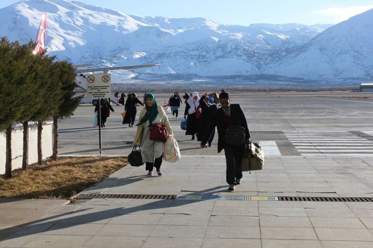 Umre Kafilesi Dualarla Karşılandı
