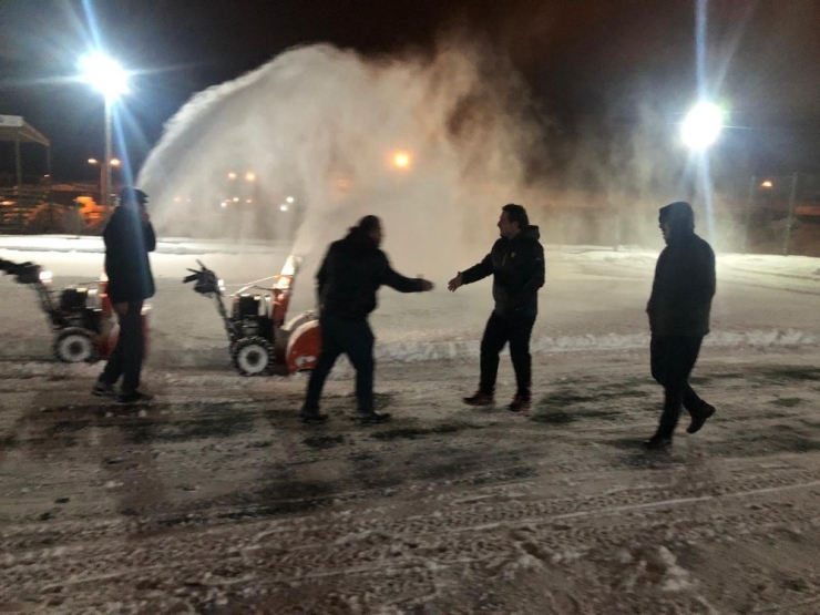 Van Atatürk Stadı Yeniden Kardan Temizlendi