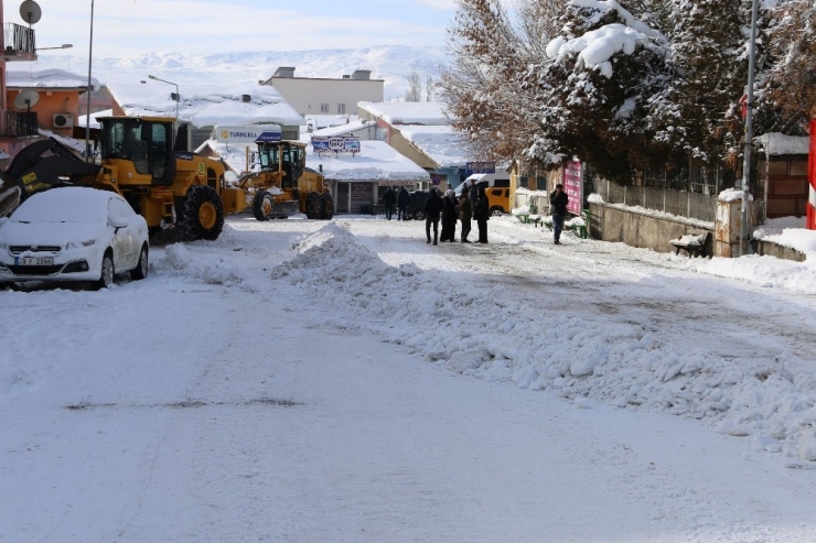 Varto Belediyesinden Kar Temizleme Çalışması