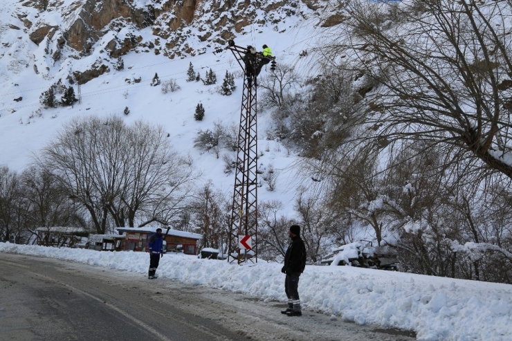 Tunceli’de Yolda Kalan Çok Sayıda Tır Kurtarıldı