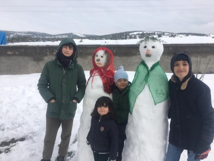 Yozgat’ta Kardan Gelin Ve Damat Yapıp Takı Taktılar