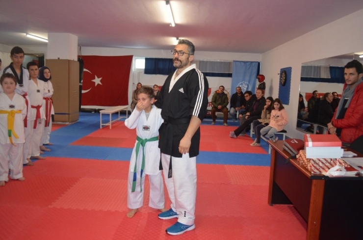 Yunan Vekilin Türk Bayrağını Yırtması Küçük Sporcuyu Ağlattı