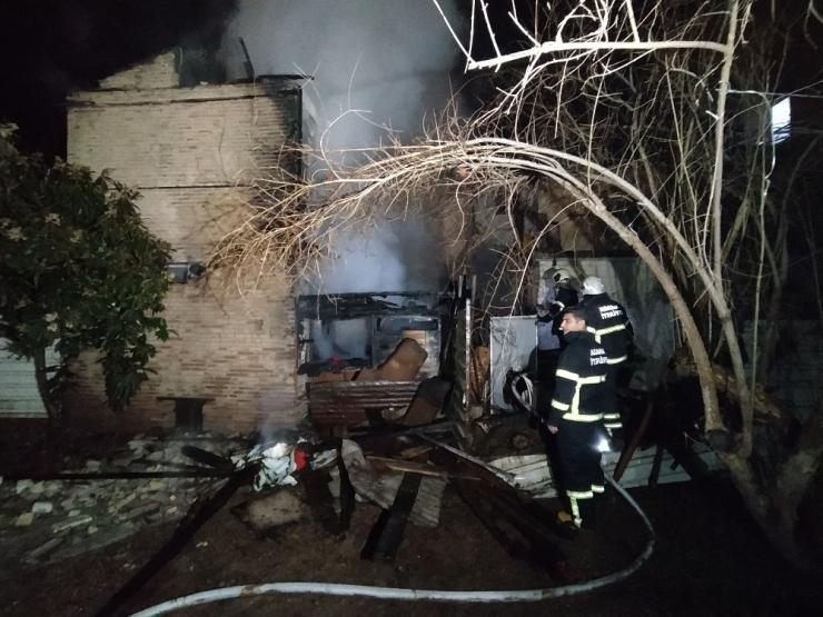 Adana’da 2 Katlı Ahşap Ev Yangında Kül Oldu