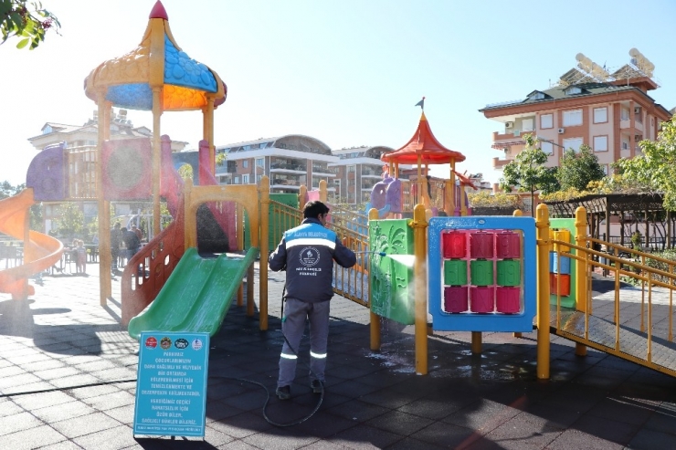Alanya’da Çocuk Parklarında Dezenfekte Yapılıyor
