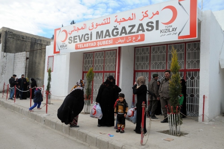 Türk Kızılay’ı Sevgi Mağazası İle Tel Abyadlıları Giydiriyor