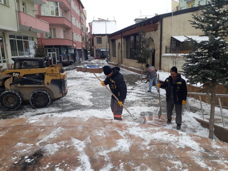 Bayburt’ta Ekiplerin Kar, Buz Mücadelesi