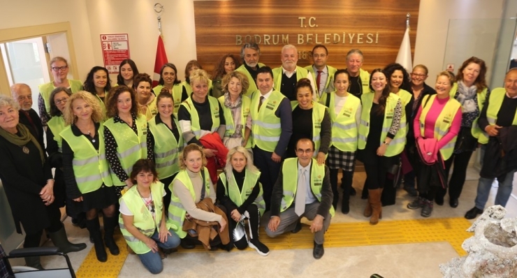 Gönüllü Hayvan Koruyucuları Kimliklerini Başkan Aras’tan Teslim Aldı