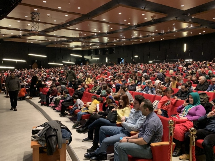 Büyükşehir’in Tiyatrosuna 3 Bin Ziyaretçi