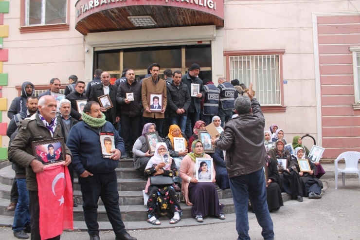 Evlat Nöbetindeki Ailelerden ’Kahrolsun Hdp, Kahrolsun Pkk’ Sloganı