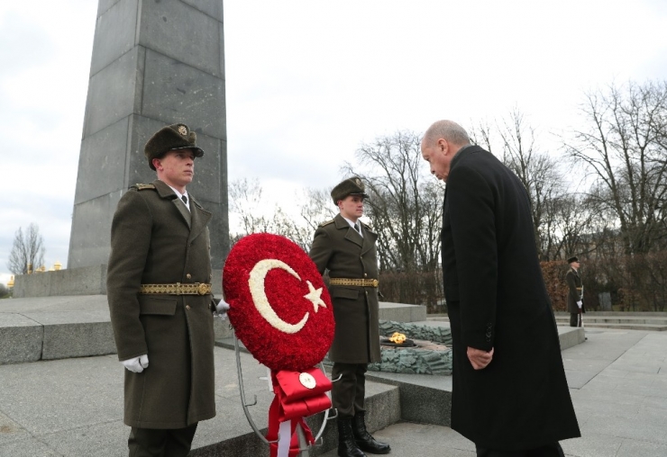 Cumhurbaşkanı Erdoğan, Ukrayna’da Meçhul Asker Anıtı’nı Ziyaret Etti