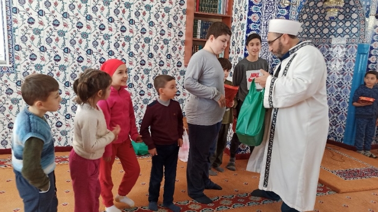 Namazı Camide Babaları Ve Dedeleriyle Kıldılar Ödülleri Kaptılar