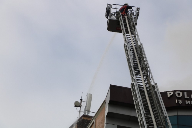 Elazığ’da İş Merkezi Çatısında Yangın