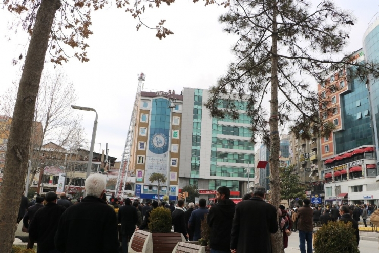 Elazığ’da İş Merkezi Çatısında Yangın