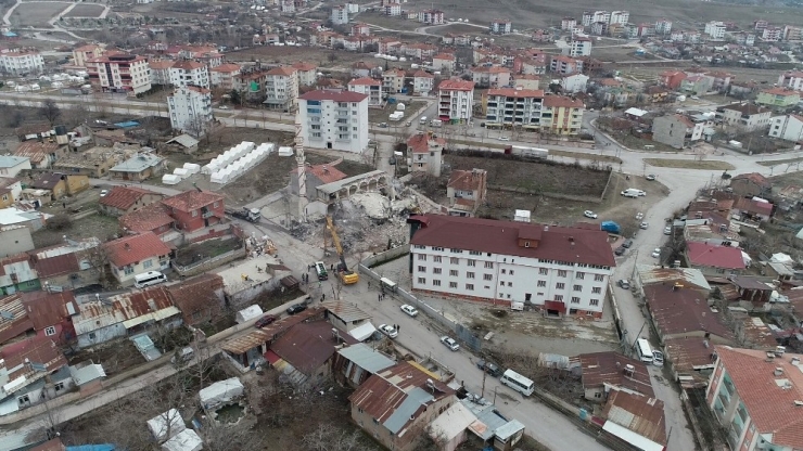 Depremde Ağır Hasar Alan Cami Böyle Çöktü