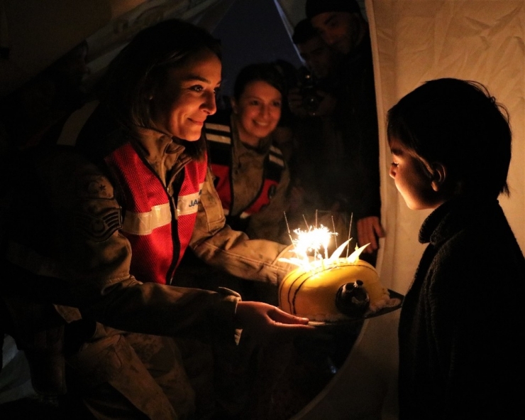Depremzede Çocuğa Çadırda Doğum Günü