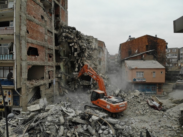 Depremin Vurduğu Elazığ’da 23 Noktada Yıkım Sürüyor