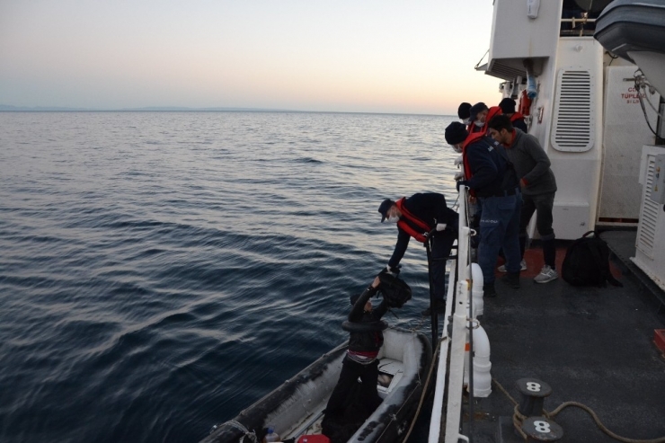 Enez İlçesi Açıklarında 2 Botta 40 Düzensiz Göçmen Yakalandı