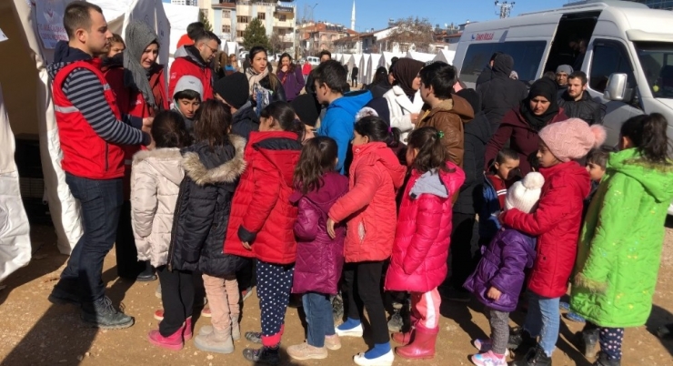 Depremzede Çocukların Yüzü Hediye Edilen Oyuncaklarla Güldü