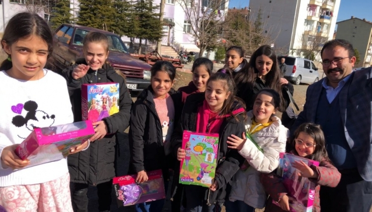 Depremzede Çocukların Yüzü Hediye Edilen Oyuncaklarla Güldü