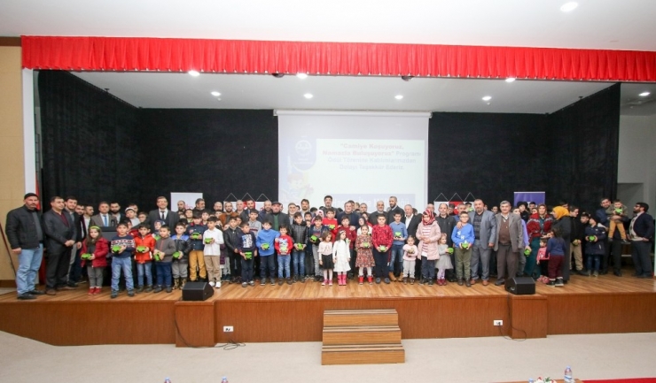 "Camiye Koşuyoruz, Namazla Buluşuyoruz"