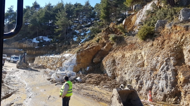 Yağışların Zarar Verdiği Yollar Yapılıyor