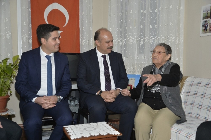 Emniyet Müdürüne Huzurevinde Şarkılı Karşılama