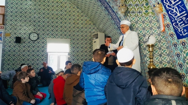 Şarköy’de Camiye Koşan Tüm Çocuklar Ödüllendirildi