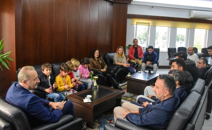 Şampiyon Tenisçilerden Başkan Atabay’a Ziyaret