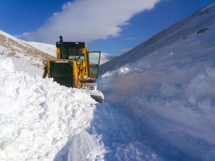 Kardan Kapanan 132 Kırsal Mahallenin Yolu Ulaşıma Açıldı
