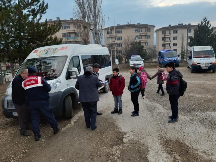 Jandarma Ekipleri, Okul Servis Araçlarını Denetledi