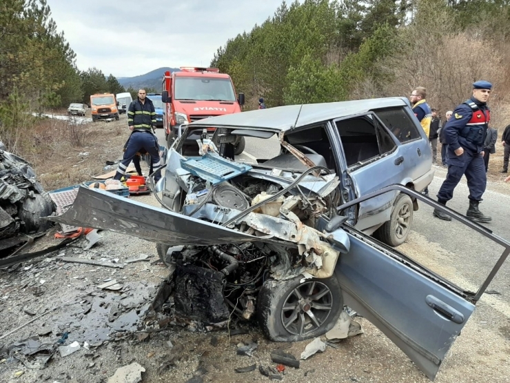 Hafif Ticari Araç İle Otomobil Çarpıştı: 2 Yaralı