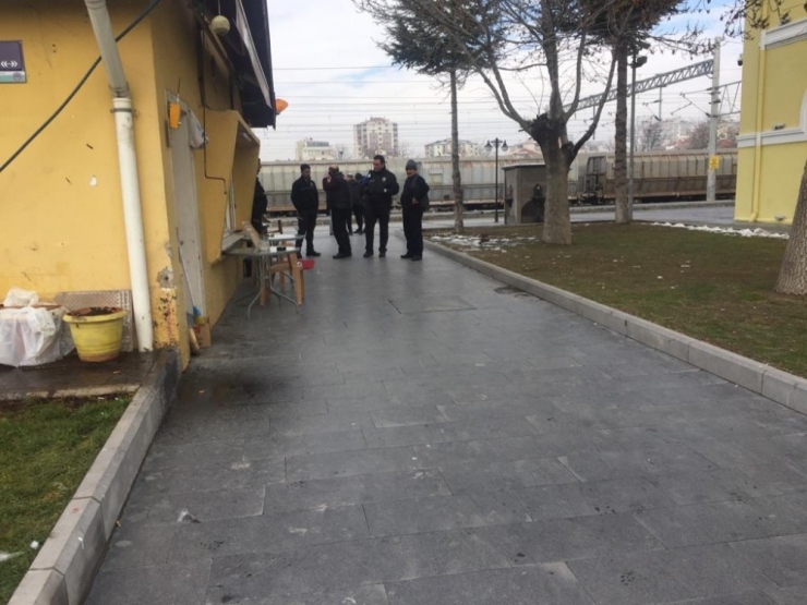 Tren Garında Bıçaklı Kavga: 1 Yaralı