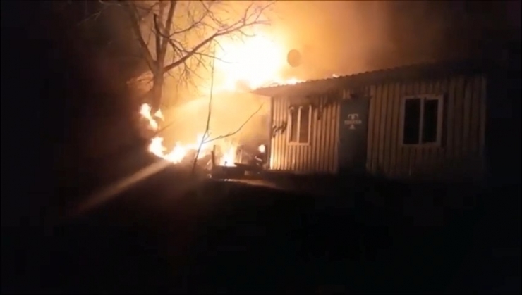 Bahçeye Dökülen Soba Külü 2 Katlı Evi Küle Çevirdi