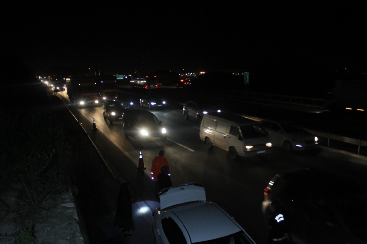 Tem’de 5 Araç Birbirine Girdi, Kilometrelerce Kuyruk Oluştu