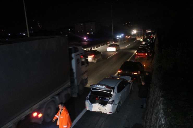 Tem’de 5 Araç Birbirine Girdi, Kilometrelerce Kuyruk Oluştu