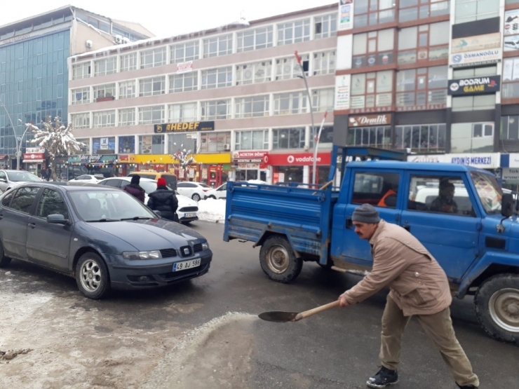 Muş Belediyesinden Yol Genişletme Ve Tuzlama Çalışması