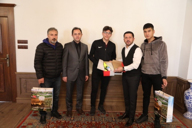 Başkan Arı, Futbol İl Birinciliği Müsabakasında Dereceye Giren Sporcuları Ödüllendirdi